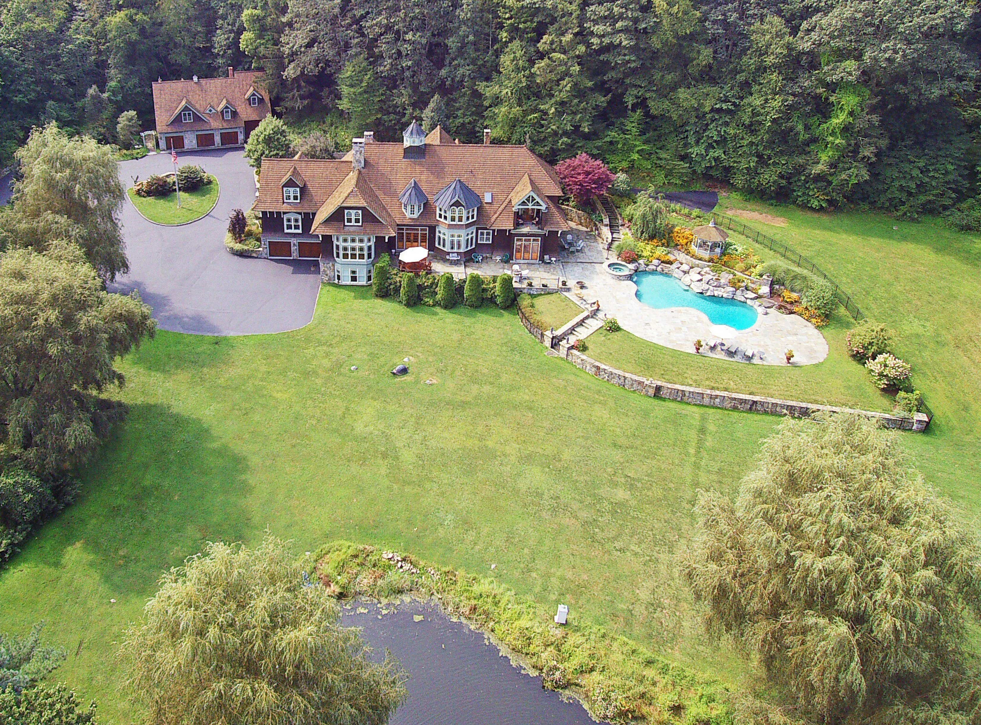 413 Branchville Road, Ridgefield, CT 06877, Presented by Laura Ancona